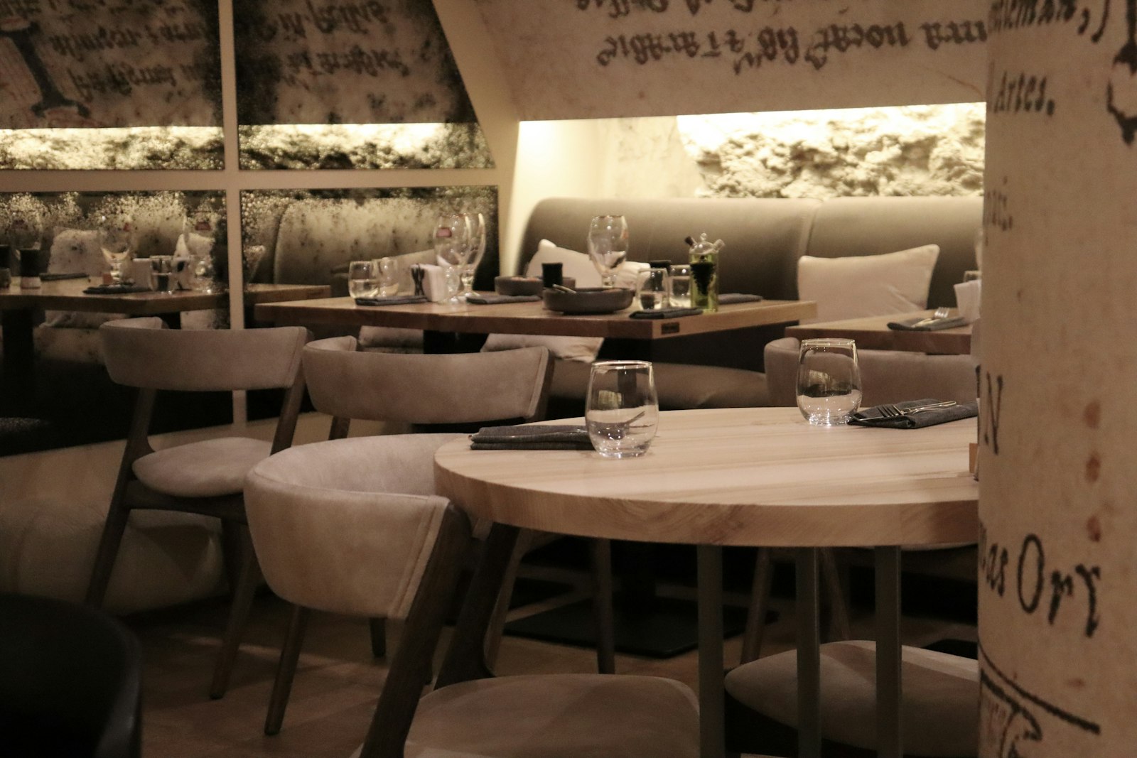 Beyaz örtülü masalar ve sıcak ışıklı restoran salonu